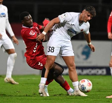 09.10.2025, xophax, Fussball Bundesliga 2025 Testspiel Cologne Cup Länderspielpause 1.FC Köln gegen Viktoria Köln Ragnar Ache , links ( 1.FC Köln ) und Samuele Carella ( Viktoria Köln ) Köln