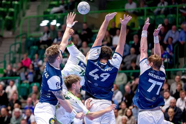 09.10.2025, Handball, HBL, Bergischer HC - HSG Wetzlar, Unihalle Wuppertal: Gerdas Babarskas (BHC 14) Aron Seesing (BHC 49) und Johannes Wasielewski (BHC 77) verteidigen gegen Philipp Ahouansou (HSG Wetzlar 19) Nordrhein-Westfalen Deutschland