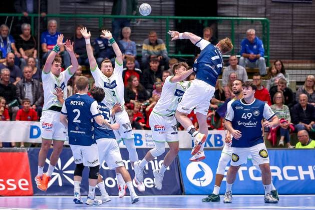 09.10.2025, Handball, HBL, Bergischer HC - HSG Wetzlar, Unihalle Wuppertal: Johannes Wasielewski (BHC 77) verwandelt beim Wurf über die Wetzlarer MAuer Nordrhein-Westfalen Deutschland