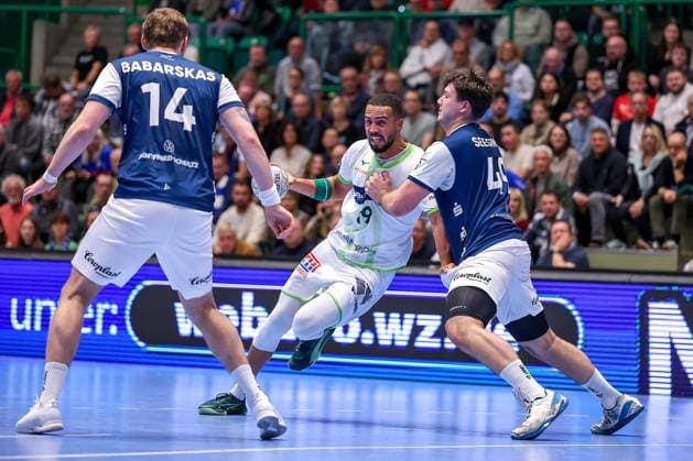 09.10.2025, Handball, HBL, Bergischer HC - HSG Wetzlar, Unihalle Wuppertal: Philipp Ahouansou (HSG Wetzlar 19) im Zweikampf gegen Aron Seesing (BHC 49) Nordrhein-Westfalen Deutschland