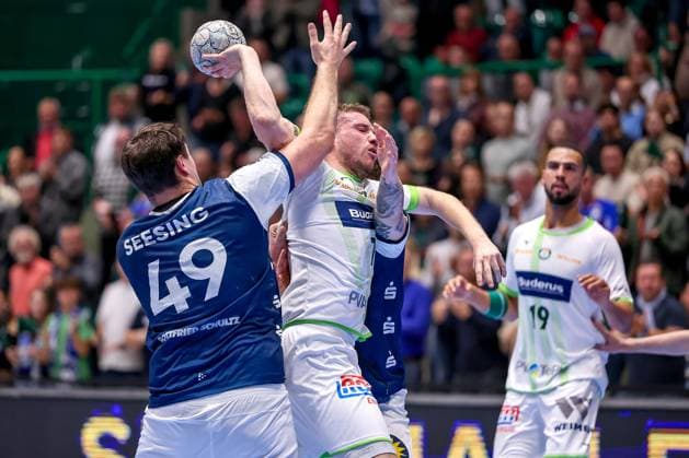 09.10.2025, Handball, HBL, Bergischer HC - HSG Wetzlar, Unihalle Wuppertal: Dominik Mappes (HSG Wetzlar 07) wird von Aron Seesing (BHC 49) festgemacht Nordrhein-Westfalen Deutschland
