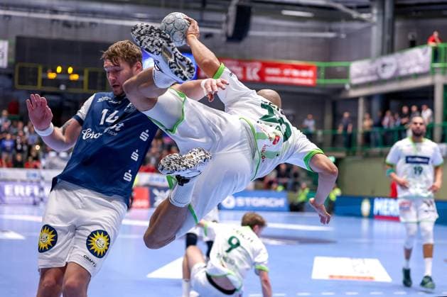 09.10.2025, Handball, HBL, Bergischer HC - HSG Wetzlar, Unihalle Wuppertal: David Cyrill Akakpo (HSG Wetzlar 20) wird von Gerdas Babarskas (BHC 14) gefoult und wirbelt durch die Luft. Foul Foulspiel Nordrhein-Westfalen Deutschland