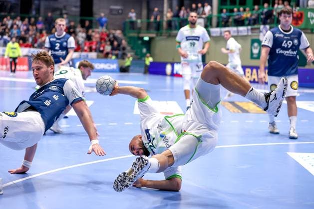 09.10.2025, Handball, HBL, Bergischer HC - HSG Wetzlar, Unihalle Wuppertal: David Cyrill Akakpo (HSG Wetzlar 20) wird von Gerdas Babarskas (BHC 14) gefoult und wirbelt durch die Luft. Foul Foulspiel Nordrhein-Westfalen Deutschland