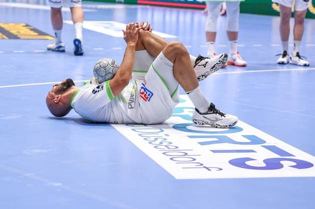 09.10.2025, Handball, HBL, Bergischer HC - HSG Wetzlar, Unihalle Wuppertal: David Cyrill Akakpo (HSG Wetzlar 20) mit Schmerzen auf dem Spielfeld nach dem Foulspiel von Gerdas Babarskas (BHC 14) Nordrhein-Westfalen Deutschland