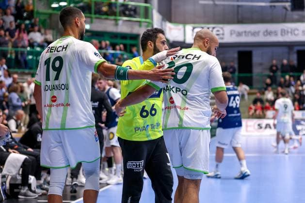 09.10.2025, Handball, HBL, Bergischer HC - HSG Wetzlar, Unihalle Wuppertal: David Cyrill Akakpo (HSG Wetzlar 20) mit Schmerzen auf dem Spielfeld nach dem Foulspiel von Gerdas Babarskas (BHC 14) Nordrhein-Westfalen Deutschland