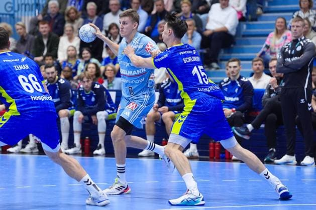 09.10.2025, xydrx, Handball, 1.HBL, VFL Gummersbach - HC Erlangen, Schwalbe-Arena: Sander Overjordet (HC Erlangen 8) im Zweikampf gegen Miro Schluroff (VFL Gummersbach 15) Nordrhein-Westfahlen Deutschland