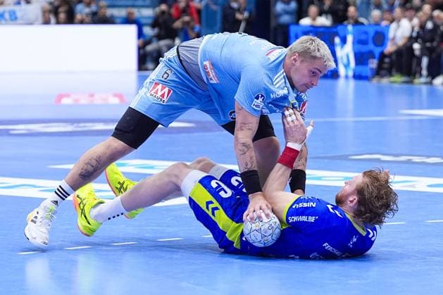 09.10.2025, xydrx, Handball, 1.HBL, VFL Gummersbach - HC Erlangen, Schwalbe-Arena: Marek Nissen (HC Erlangen 6) im Zweikampf gegen Tom Kiesler (VFL Gummersbach 30) Nordrhein-Westfahlen Deutschland