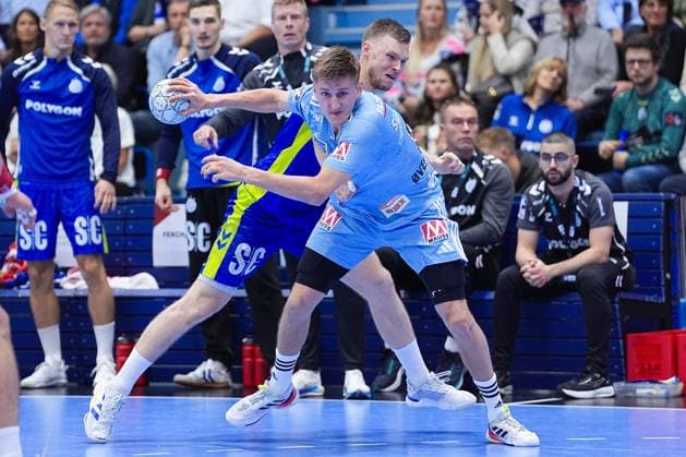 09.10.2025, xydrx, Handball, 1.HBL, VFL Gummersbach - HC Erlangen, Schwalbe-Arena: Kristjan Horzen (VFL Gummersbach 27) im Zweikampf gegen Sander Overjordet (HC Erlangen 8) Nordrhein-Westfahlen Deutschland