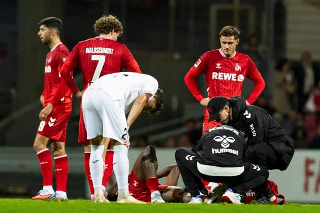 Cologne Cup 2025; 09.10.2025 Ragnar Ache (1. FC Köln, 9) wird behandelt. beim Cologne Cup 2025 im Spiel 1. FC Köln gegen Viktoria Köln am 09.10.2025 im Südstadion in Köln Copyright: xBEAUTIFULxSPORTS Meuselx