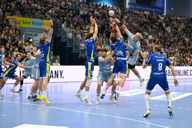 Marek Nissen (HC Erlangen 6) versucht sich gegen den Gummersbacher Block aus Stepan Zeman (VfL Gummersbach 66) und Julian Koester (VfL Gummersbach 7) GER, VfL Gummersbach vs. HC Erlangen, Handball, Daikin 1. Bundesliga, 8. Spieltag, Spielzeit 2025-2026, Schwalbe Arena Gummersbach, 09.10.2025 GER, VfL Gummersbach vs. HC Erlangen, Handball, Daikin 1. Bundesliga, 8. Spieltag, Spielzeit 2025-2026, Schwalbe Arena Gummersbach, 09.10.2025 Gummersbach Copyright: xEibner-Pressefoto JuergenxAugstx EP_JAT