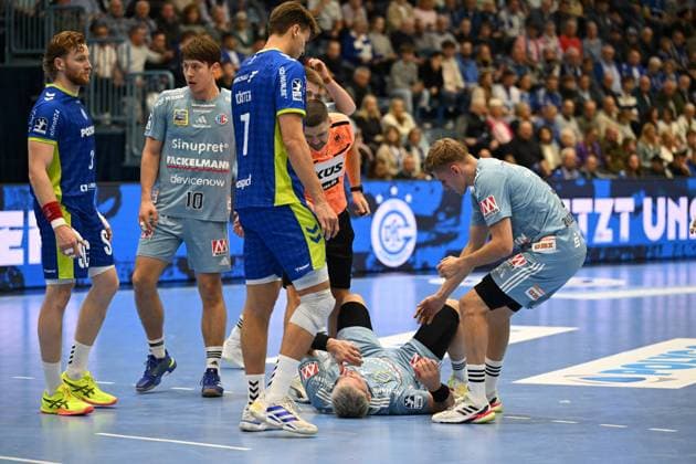 Marek Nissen (HC Erlangen 6) liegt am Boden GER, VfL Gummersbach vs. HC Erlangen, Handball, Daikin 1. Bundesliga, 8. Spieltag, Spielzeit 2025-2026, Schwalbe Arena Gummersbach, 09.10.2025 GER, VfL Gummersbach vs. HC Erlangen, Handball, Daikin 1. Bundesliga, 8. Spieltag, Spielzeit 2025-2026, Schwalbe Arena Gummersbach, 09.10.2025 Gummersbach Copyright: xEibner-Pressefoto JuergenxAugstx EP_JAT