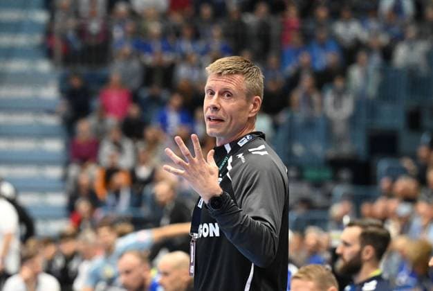 Gudjon Valur Sigurdsson (VfL Gummersbach Trainer) zeigt vier Finger mit der Hand GER, VfL Gummersbach vs. HC Erlangen, Handball, Daikin 1. Bundesliga, 8. Spieltag, Spielzeit 2025-2026, Schwalbe Arena Gummersbach, 09.10.2025 GER, VfL Gummersbach vs. HC Erlangen, Handball, Daikin 1. Bundesliga, 8. Spieltag, Spielzeit 2025-2026, Schwalbe Arena Gummersbach, 09.10.2025 Gummersbach Copyright: xEibner-Pressefoto JuergenxAugstx EP_JAT