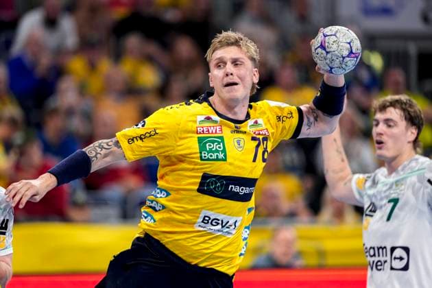 v.li.: Edwin Aspenbäck (RNL, 78), Victor Klöve (Göppingen, 7), Aktion, Action, Spielszene, 09.10.2025, Mannheim (Deutschland), Handball, Bundesliga, Rhein-Neckar Löwen - Frisch Auf Göppingen