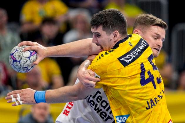 v.li.: Halil Jaganjac (RNL, 45), David Schmidt (Göppingen, 77), Zweikampf, Spielszene, Duell, duel, tackle, tackling, Dynamik, Action, Aktion, 09.10.2025, Mannheim (Deutschland), Handball, Bundesliga, Rhein-Neckar Löwen - Frisch Auf Göppingen