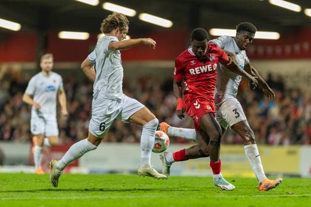 Cologne Cup 2025; 09.10.2025 Ragnar Ache (1. FC Köln, 9) zwischen Tobias Eisenhuth (Viktoria Köln, 6) und Joel Agyekum (Viktoria Köln, 3) beim Cologne Cup 2025 im Spiel 1. FC Köln gegen Viktoria Köln am 09.10.2025 im Südstadion in Köln Copyright: xBEAUTIFULxSPORTS Meuselx