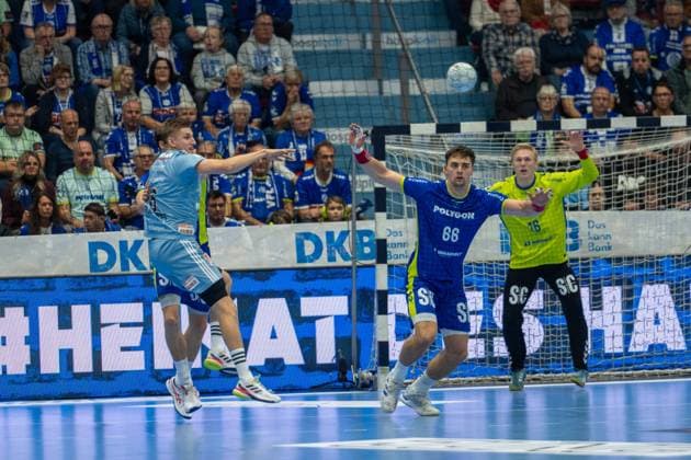 Marek Nissen, Rueckraum (HC Erlangen 6), Štěpan Zeman, Kreislaeufer, (VfL Gummersbach 66), Bertram Obling, Torwart, (VfL Gummersbach 16), VfL Gummersbach vs. HC Erlangen, Daikin Handball Bundesliga, Herren , 8. Spieltag, 09.10.2025 Gummersbach NRW Deutschland