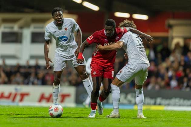Cologne Cup 2025; 09.10.2025 Ragnar Ache (1. FC Köln, 9) zwischen Tobias Eisenhuth (Viktoria Köln, 6) und Joel Agyekum (Viktoria Köln, 3) beim Cologne Cup 2025 im Spiel 1. FC Köln gegen Viktoria Köln am 09.10.2025 im Südstadion in Köln Copyright: xBEAUTIFULxSPORTS Meuselx