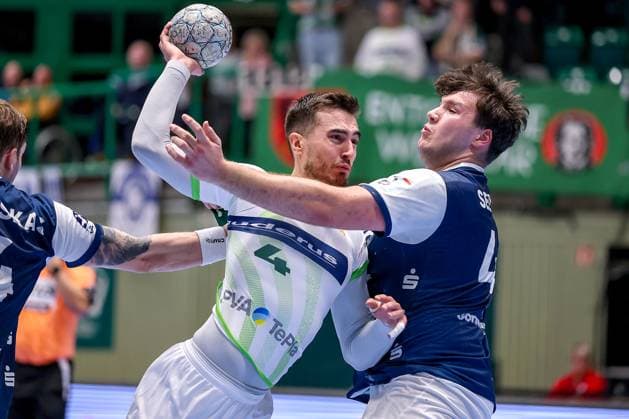 09.10.2025, Handball, HBL, Bergischer HC - HSG Wetzlar, Unihalle Wuppertal: xw49 wird von Aron Seesing (BHC 49) festgemacht Nordrhein-Westfalen Deutschland