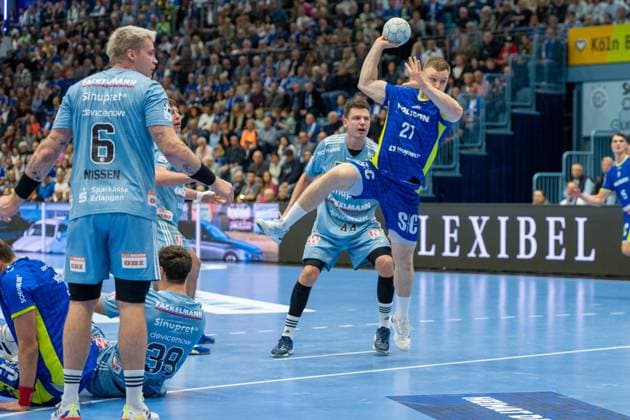Marek Nissen, Rueckraum (HC Erlangen 6), Kristjan HorÅ¾en, Kreislaeufer, (VfL Gummersbach 27), VfL Gummersbach vs. HC Erlangen, Daikin Handball Bundesliga, Herren , 8. Spieltag, 09.10.2025 Gummersbach NRW Deutschland