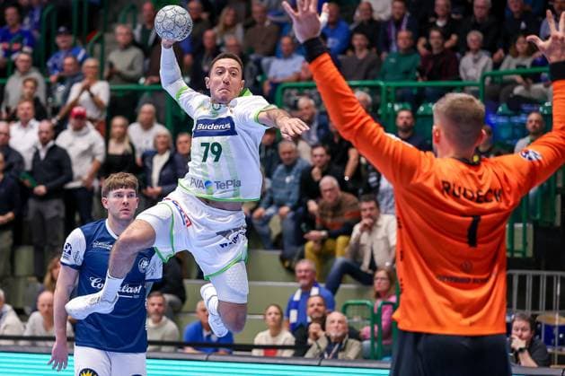 09.10.2025, Handball, HBL, Bergischer HC - HSG Wetzlar, Unihalle Wuppertal: Ahmed Nafea (HSG Wetzlar 79) wirft den Ball auf das Tor von Torhüter Christopher Rudeck (BHC 01) Nordrhein-Westfalen Deutschland