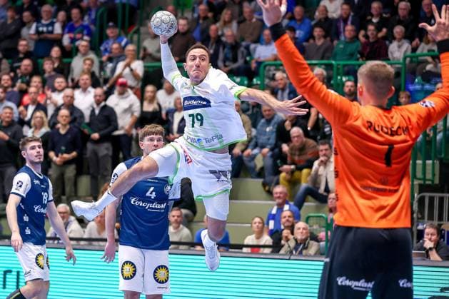 09.10.2025, Handball, HBL, Bergischer HC - HSG Wetzlar, Unihalle Wuppertal: Ahmed Nafea (HSG Wetzlar 79) wirft den Ball auf das Tor von Torhüter Christopher Rudeck (BHC 01) Nordrhein-Westfalen Deutschland