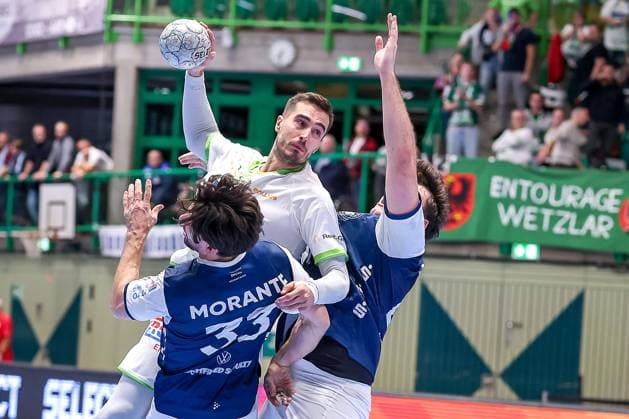 09.10.2025, Handball, HBL, Bergischer HC - HSG Wetzlar, Unihalle Wuppertal: Dominik Mappes (HSG Wetzlar 07) im Zweikampf gegen Eloy Morante Maldonado (BHC 33) Nordrhein-Westfalen Deutschland