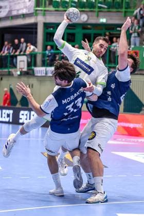 09.10.2025, Handball, HBL, Bergischer HC - HSG Wetzlar, Unihalle Wuppertal: Dominik Mappes (HSG Wetzlar 07) im Zweikampf gegen Eloy Morante Maldonado (BHC 33) Nordrhein-Westfalen Deutschland