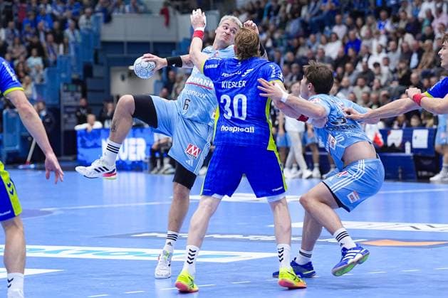 09.10.2025, xydrx, Handball, 1.HBL, VFL Gummersbach - HC Erlangen, Schwalbe-Arena: Marek Nissen (HC Erlangen 6) im Zweikampf gegen Tom Kiesler (VFL Gummersbach 30) Nordrhein-Westfahlen Deutschland