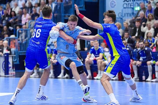 09.10.2025, xydrx, Handball, 1.HBL, VFL Gummersbach - HC Erlangen, Schwalbe-Arena: Sander Overjordet (HC Erlangen 8) im Zweikampf gegen Stepan Zeman (VFL Gummersbach 66) und Julian Koester (VFL Gummersbach 7) Nordrhein-Westfahlen Deutschland