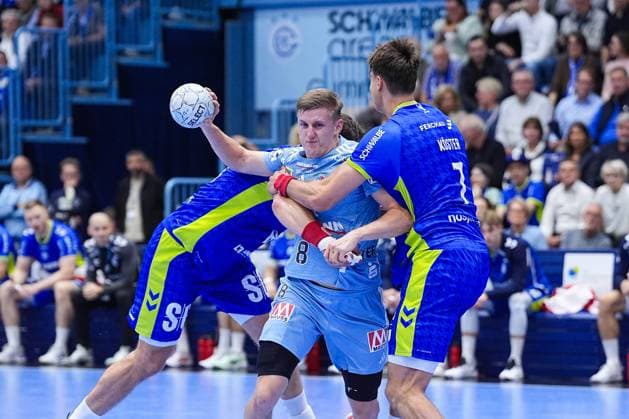 09.10.2025, xydrx, Handball, 1.HBL, VFL Gummersbach - HC Erlangen, Schwalbe-Arena: Sander Overjordet (HC Erlangen 8) im Zweikampf gegen Stepan Zeman (VFL Gummersbach 66) und Julian Koester (VFL Gummersbach 7) Nordrhein-Westfahlen Deutschland
