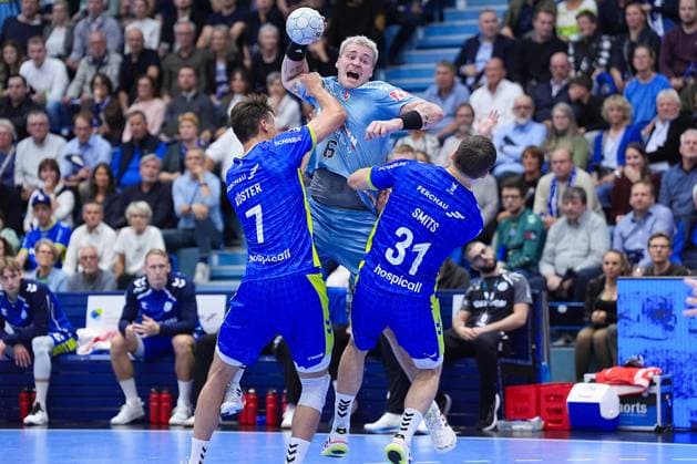 09.10.2025, xydrx, Handball, 1.HBL, VFL Gummersbach - HC Erlangen, Schwalbe-Arena: Marek Nissen (HC Erlangen 6) im Zweikampf gegen Julian Koester (VFL Gummersbach 7) und Kay Smits (VFL Gummersbach 31) Nordrhein-Westfahlen Deutschland