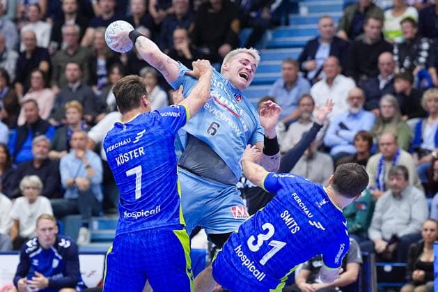 09.10.2025, xydrx, Handball, 1.HBL, VFL Gummersbach - HC Erlangen, Schwalbe-Arena: Marek Nissen (HC Erlangen 6) im Zweikampf gegen Julian Koester (VFL Gummersbach 7) und Kay Smits (VFL Gummersbach 31) Nordrhein-Westfahlen Deutschland