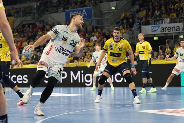 09.10.2025, xrekx, Handball Daikin HBL, Rhein Neckar Loewen - Frisch AUF! Göppingen v.l. Ludvig Jurmala Aström Astroem (FRISCH AUF! Goeppingen) Halil Jaganjac (Rhein-Necker Loewen) (DFL DFB REGULATIONS PROHIBIT ANY USE OF PHOTOGRAPHS as IMAGE SEQUENCES and or QUASI-VIDEO) Mannheim