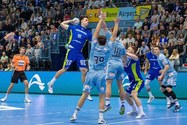Daikin Handball Bundesliga, VfL Gummersbach - HC Erlangen 09.10.2025 Miro Schluroff (VfL Gummersbach, 15), Tobias Buck (HC Erlangen 39), Florian Scheerer (HC Erlangen 10), Julian Köster (VfL Gummersbach, 7),; Daikin Handball Bundesliga, VfL Gummersbach - HC Erlangen 09.10.2025 Copyright: xBEAUTIFULxSPORTS Erlhofx
