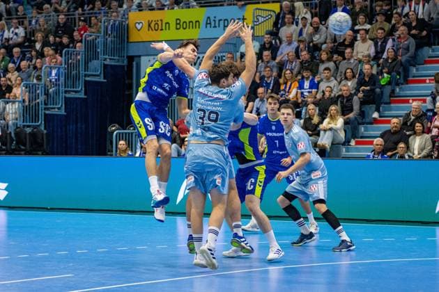 Daikin Handball Bundesliga, VfL Gummersbach - HC Erlangen 09.10.2025 Miro Schluroff (VfL Gummersbach, 15), Tobias Buck (HC Erlangen 39), Julian Köster (VfL Gummersbach, 7),; Daikin Handball Bundesliga, VfL Gummersbach - HC Erlangen 09.10.2025 Copyright: xBEAUTIFULxSPORTS Erlhofx