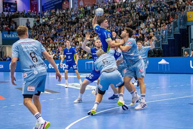 Daikin Handball Bundesliga, VfL Gummersbach - HC Erlangen 09.10.2025 Kay Smits (VfL Gummersbach, 31), Marek Nissen (HC Erlangen 6), Tobias Buck (HC Erlangen 39), ; Daikin Handball Bundesliga, VfL Gummersbach - HC Erlangen 09.10.2025 Copyright: xBEAUTIFULxSPORTS Erlhofx