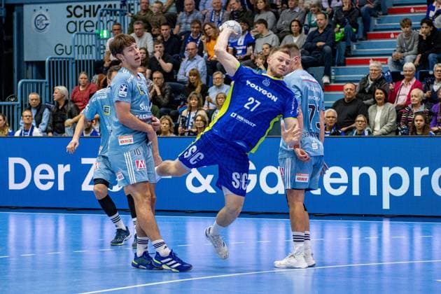 Daikin Handball Bundesliga, VfL Gummersbach - HC Erlangen 09.10.2025 Florian Scheerer (HC Erlangen 10), Kristjan Horžen (VfL Gummersbach, 27),; Daikin Handball Bundesliga, VfL Gummersbach - HC Erlangen 09.10.2025 Copyright: xBEAUTIFULxSPORTS Erlhofx