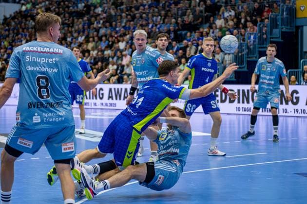 Daikin Handball Bundesliga, VfL Gummersbach - HC Erlangen 09.10.2025 Sander Överjordet (HC Erlangen 8), Kay Smits (VfL Gummersbach, 31),; Daikin Handball Bundesliga, VfL Gummersbach - HC Erlangen 09.10.2025 Copyright: xBEAUTIFULxSPORTS Erlhofx