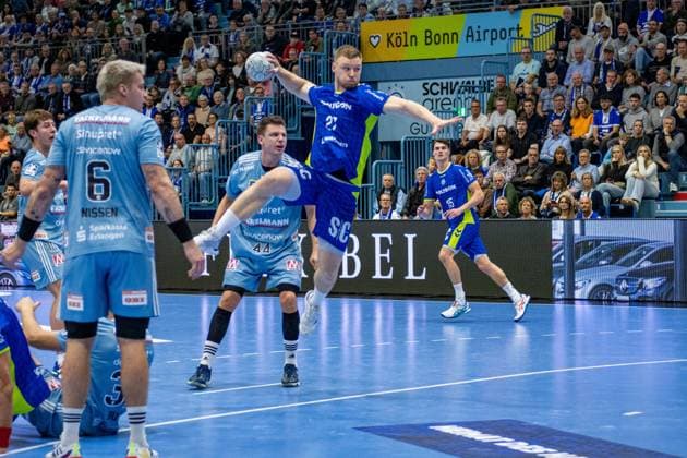 Daikin Handball Bundesliga, VfL Gummersbach - HC Erlangen 09.10.2025 Marek Nissen (HC Erlangen 6), Christoph Steinert (HC Erlangen 44), Kristjan Horžen (VfL Gummersbach, 27), Miro Schluroff (VfL Gummersbach, 15),; Daikin Handball Bundesliga, VfL Gummersbach - HC Erlangen 09.10.2025 Copyright: xBEAUTIFULxSPORTS Erlhofx