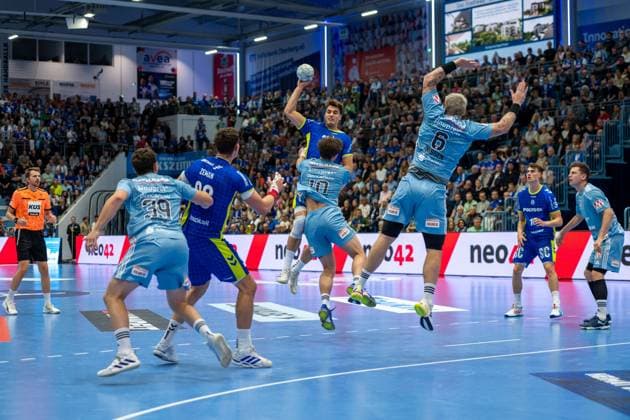 Štěpan Zeman, Kreislaeufer, (VfL Gummersbach 66), Julian Koester, Rueckraum, (VfL Gummersbach 7), VfL Gummersbach vs. HC Erlangen, Daikin Handball Bundesliga, Herren , 8. Spieltag, 09.10.2025 Gummersbach NRW Deutschland