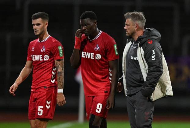 09.10.2025, xophax, Fussball Bundesliga 2025 Testspiel Cologne Cup Länderspielpause 1.FC Köln gegen Viktoria Köln v.l.n.rechts : Tom Krauß , Ragnar Ache und Trainer Lukas Kwasniok ( alle 1.FC Köln ) nach der Niederlage gegen Viktoria Köln Köln