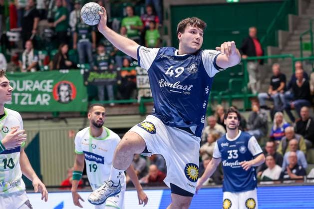 09.10.2025, Handball, HBL, Bergischer HC - HSG Wetzlar, Unihalle Wuppertal: Aron Seesing (BHC 49) beim Wurf auf das Tor Nordrhein-Westfalen Deutschland