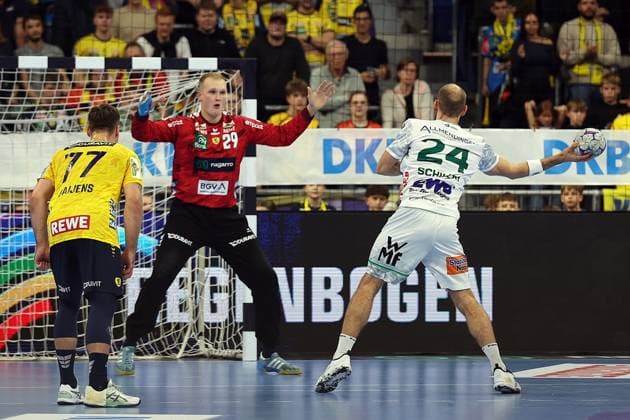 09.10.2025, xrekx, Handball Daikin HBL, Rhein Neckar Loewen - Frisch AUF! Göppingen v.l. David Späth Spaeth (Rhein-Necker Loewen) Marcel Schiller (FRISCH AUF! Goeppingen) kein Treffer (DFL DFB REGULATIONS PROHIBIT ANY USE OF PHOTOGRAPHS as IMAGE SEQUENCES and or QUASI-VIDEO) Mannheim