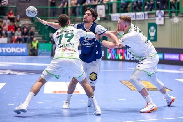 09.10.2025, Handball, HBL, Bergischer HC - HSG Wetzlar, Unihalle Wuppertal: Eloy Morante Maldonado (BHC 33) wird von Ahmed Nafea (HSG Wetzlar 79) und Stefan Cavor (HSG Wetzlar 77) festgemacht Nordrhein-Westfalen Deutschland