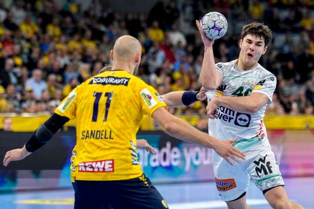 v.li.: Lukas Sandell (RNL, 11), Steven Plucnar Jacobsen (RNL, 9), Elias Newel (Göppingen, 40), Zweikampf, Spielszene, Duell, duel, tackle, tackling, Dynamik, Action, Aktion, 09.10.2025, Mannheim (Deutschland), Handball, Bundesliga, Rhein-Neckar Löwen - Frisch Auf Göppingen