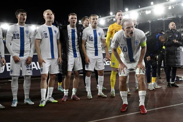 Captain Joel Pohjanpalo and players of Team Finland greet fans after 2-1 win in the 2026 FIFA World Cup, WM, Weltmeisterschaft, Fussball qualification UEFA Group G football match Finland vs Lithuania in Helsinki, Finland on October 9, 2025. Helsinki Finland LKFTJK20251009211004OSPF  Copyright: xMarkkuxUlanderx LKFTJK20251009211004OSPF