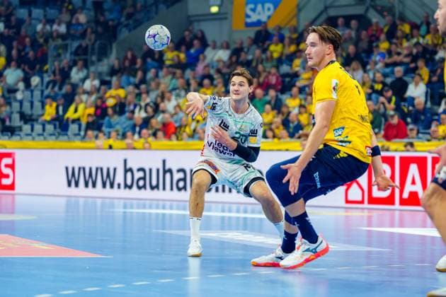 Ludvig Hallbäck (20; FAG) kämpft um den Ball gegen Robert Timmermeister (7; Rhein Neckar Löwen) und Jannik Kohlbacher (80; Rhein Neckar Löwen) Ludvig Hallbäck (20; FAG) im Zweikampf mit Robert Timmermeister (7; Rhein Neckar Löwen) Copyright: xSpeedshotx
