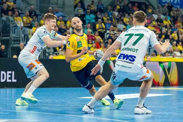 Lukas Sandell (11; Rhein Neckar Löwen) kämpft um den Ball gegen Oskar Neudeck (2; FAG) und David Schmidt (77; FAG) Lukas Sandell (11; Rhein Neckar Löwen) im Zweikampf mit Oskar Neudeck (2; FAG) und David Schmidt (77; FAG) Copyright: xSpeedshotx