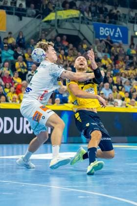 Lukas Sandell (11; Rhein Neckar Löwen) im Zweikampf mit einem Spieler von {46} Zweikampf um den Ball mit Lukas Sandell (11; Rhein Neckar Löwen) Copyright: xSpeedshotx