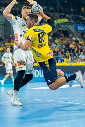 Jannik Kohlbacher (80; Rhein Neckar Löwen) wirft, Ludvig Jurmala (25; FAG) verteidigt Jannik Kohlbacher (80; Rhein Neckar Löwen) wirft auf Ludvig Jurmala (25; FAG) Copyright: xSpeedshotx